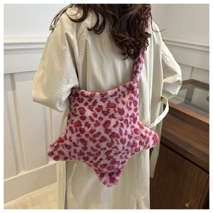 Vue arrière d'un mannequin portant un sac fourre-tout étoile en peluche léopard rose