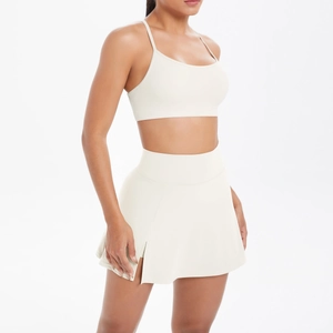 Détail de l'ensemble de yoga crème avec soutien-gorge de sport et jupe de tennis fendue