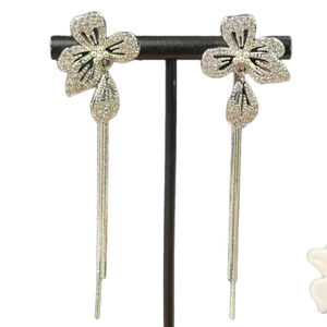 Boucles d'oreilles élégantes en argent avec fleurs en zircon et longs pompons en métal