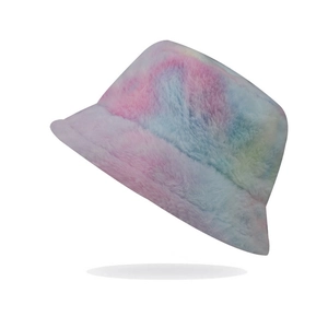 Détail d'un bob en peluche coloré avec fausse fourrure pastel et texture très moelleuse