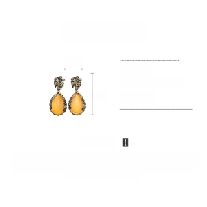 Vue détaillée des boucles d'oreilles en résine ambrée, dimensions 5 cm hauteur et 2,5 cm