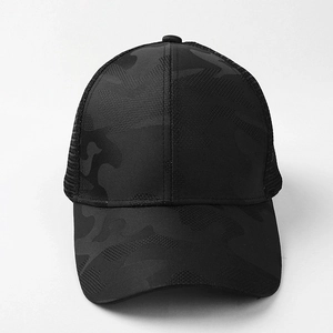 Dettaglio cappellino mimetico scuro con rete traspirante nera e visiera curva classica