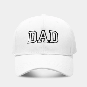 Detalle del bordado de letras DAD en gorra de béisbol de algodón blanco con visera