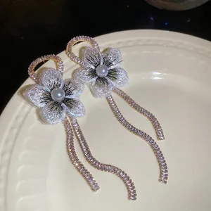 Boucles d'oreilles fleuries avec fleurs en résille, perles blanches et zircons brillants