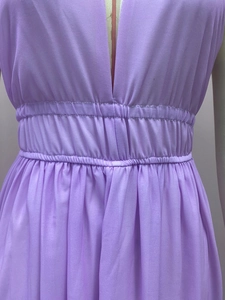 Détails des plis à la taille haute et du décolleté en V profond sur robe d'été violette