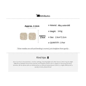 Dettaglio orecchini quadrati con strass con specifiche in lega e dimensioni di 2,9 cm