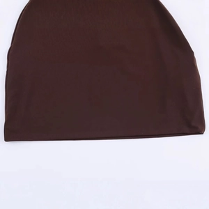Abito corto in maglia marrone scuro con design patchwork minimalista e tessuto materico