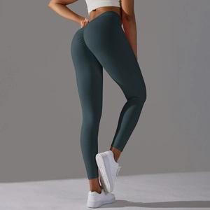Gros plan du legging de yoga vert foncé à taille haute avec détails froncés aux fesses