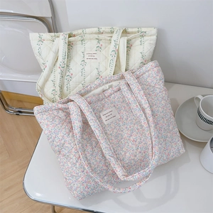 Sac fourre-tout en coton matelassé avec motifs floraux français et détails d'étiquette