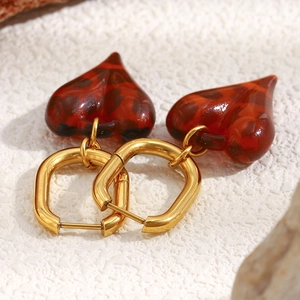 Orecchini a U placcati oro 18K con pendenti a cuore in acrilico tartarugato rosso scuro