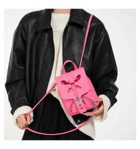 Petit sac à dos tendance rose pour femme avec motif papillon et boucle métallique chic.