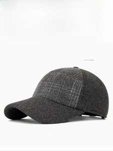 Gros plan détaillé d'une casquette en laine gris foncé avec motif à carreaux et plaque métal