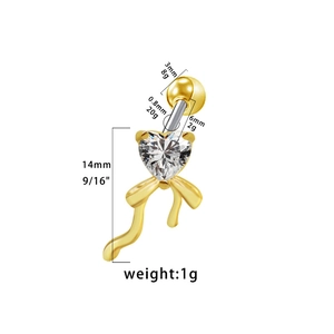 Vista dettagliata del piercing all'ombelico con cuore in zircone e misure precise