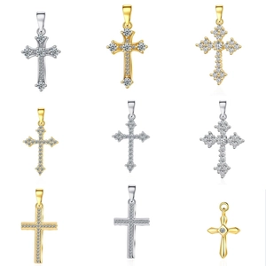 Nove diversi ciondoli a croce in oro e argento con zirconi micro-intarsiati brillanti