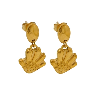 Gros plan détaillé de boucles d'oreilles dorées en forme de paume avec texture pointillée
