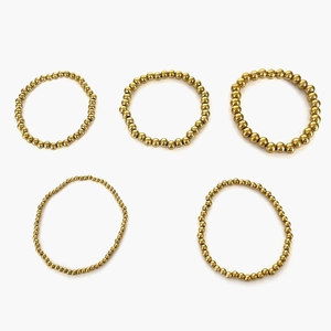 Cinque pezzi di braccialetti minimalisti in acciaio al titanio placcati oro 18K