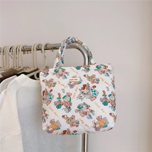 Gros plan du tissu matelassé avec oursons et étiquette simple wish sur le petit sac