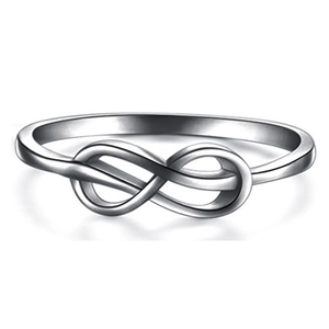 Detailopname van een zilveren infinity-ring met een gepolijste metalen afwerking