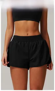 Détail du short de yoga noir à séchage rapide avec large taille élastique