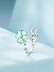 Detail view of S925 sterling silver four-leaf clover open ring with heart-shaped petals