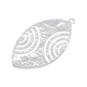 Vue macro d'un pendentif ovale argenté avec texture martelée et motifs ajourés