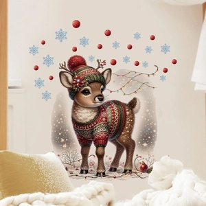 Détail de sticker renne avec pull rouge dans un salon à l'ambiance de Noël chaleureuse