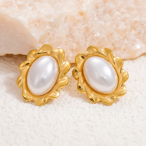 Elegant 18K gold plated stainless steel pearl stud earrings for women in retro style