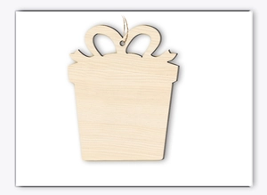Vue détaillée d'une étiquette en bois en forme de cadeau avec grain naturel et ficelle