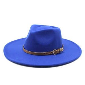 Détail macro du chapeau fedora bleu royal avec ceinture en cuir marron et boucle