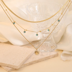 Collana dorata a tre strati con perle turchesi e pendente Albero della Vita su seta