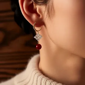 Boucles d'oreilles losange plaquées or 18 carats avec pendentif géométrique et perle rouge