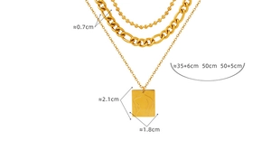Detailansicht der dreilagigen Goldhalsketten mit graviertem weiblichem Körper-Anhänger