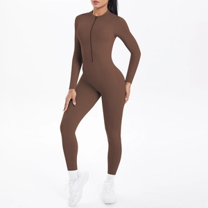 Detailaufnahme des dunkelbraunen Langarm-Yoga-Bodysuits mit Frontreißverschluss und Slim Fit