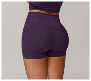 Dettaglio posteriore degli shorts da yoga a vita alta viola scuro con cucitura a V