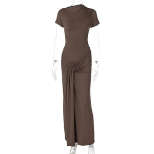 Vestido midi ajustado marrón oscuro con manga corta y detalle de nudo en cintura