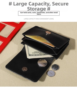 Dettaglio del porta carte in pelle nera con scomparti multipli e bottone a pressione