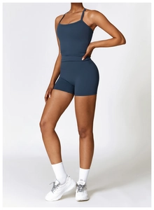 Vue détaillée d'un ensemble de yoga gris-bleu avec débardeur et short à taille haute