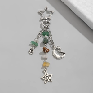 Detail von Schlüsselanhänger mit Stern, Mond und bunten unregelmäßigen Natursteinen