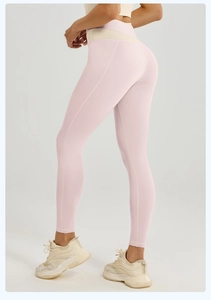 Detalle de los leggings de yoga rosas de talle alto con cintura bicolor beige suave