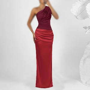 Robe de soirée élégante en satin bordeaux à une épaule, taille plissée et coupe sirène