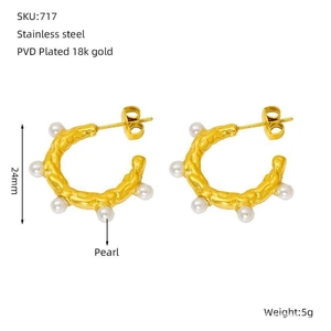 Détail des boucles d'oreilles en acier inoxydable doré PVD 24mm ornées de perles blanches