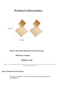 Detail view of gold-plated geometric rhombus earrings with dimensions 3.7cm x 2.5cm