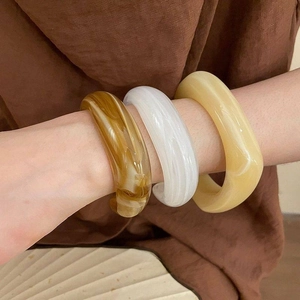 Dreiteiliges Set aus ovalen Acryl-Armreifen mit Bernstein- und Marmor-Harzfinish