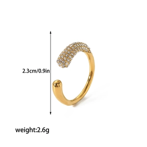 Vue détaillée d'une bague en acier inoxydable doré 18K avec zircon, taille et poids inclus