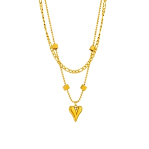 Collier chic double rang en acier titane doré avec pendentif cœur sur un fond blanc pur