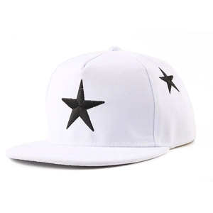 Weiße Snapback-Kappe mit flachem Schirm, schwarzen Sternen und klassischem Hip-Hop-Stil
