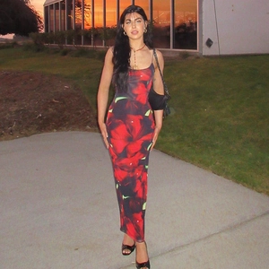 Robe longue moulante noire à fleurs rouges avec de fines bretelles pour un look chic