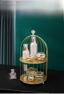 Detail eines 2-stöckigen goldenen Vogelkäfig-Parfümständers mit luxuriösem Metall-Finish