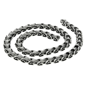 Collier rétro en acier inoxydable à écailles de dragon style punk fond blanc