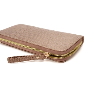 Cartera larga de mujer en color topo con grabado de cocodrilo y correa de mano